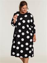 Gozzip Black - Pia Oversize Kjole, Sort med Hvide Bomber